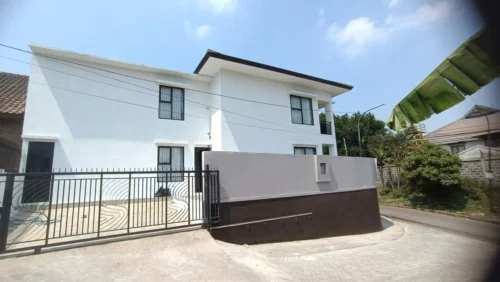 Rumah Mewah Hook Siap Huni Dengan Kolam Renang di Setiabudi Regency