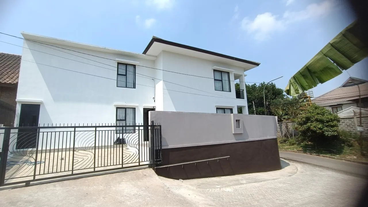 Rumah Mewah Hook Siap Huni Dengan Kolam Renang di Setiabudi Regency