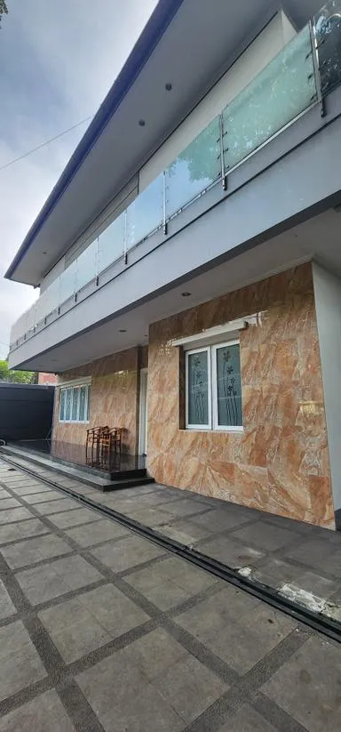 Rumah Mewah Strategis include Private Pool Di Setiabudi